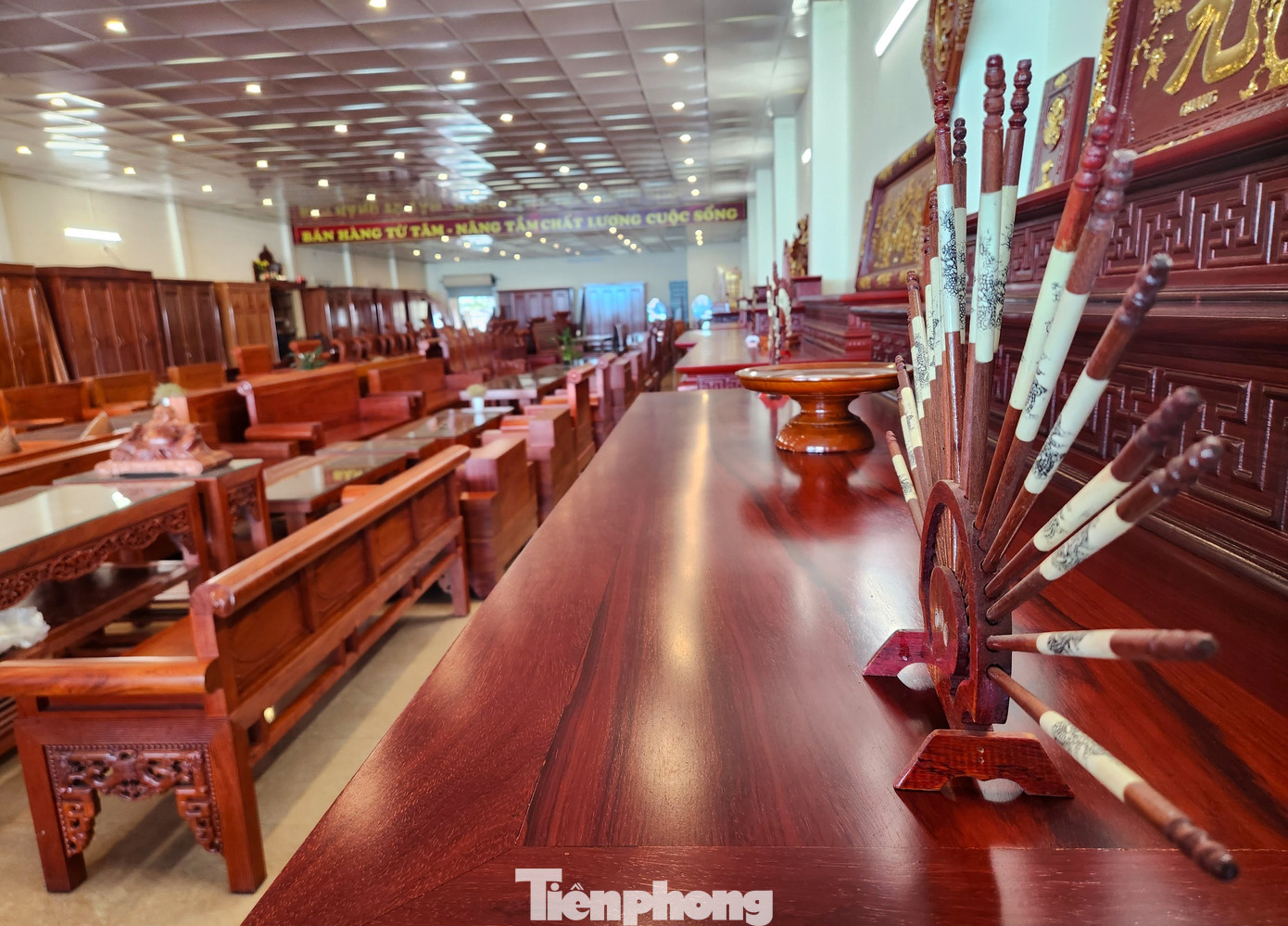 “Tết các năm trước, chúng tôi phải thuê thêm thợ làm cả ngày đêm đến tận 23 tết vẫn không kịp hàng. Dịp tết, khách mua nhiều nhất là các đồ như bàn thờ tổ tiên, ông tài, ông địa. Năm nay sản xuất ra nhiều thì tồn kho, không có khách mua dù mẫu mã đẹp, mới”, anh Lực chia sẻ. “Tết các năm trước, chúng tôi phải thuê thêm thợ làm cả ngày đêm đến tận 23 tết vẫn không kịp hàng. Dịp tết, khách mua nhiều nhất là các đồ như bàn thờ tổ tiên, ông tài, ông địa. Năm nay sản xuất ra nhiều thì tồn kho, không có khách mua dù mẫu mã đẹp, mới”, anh Lực chia sẻ.