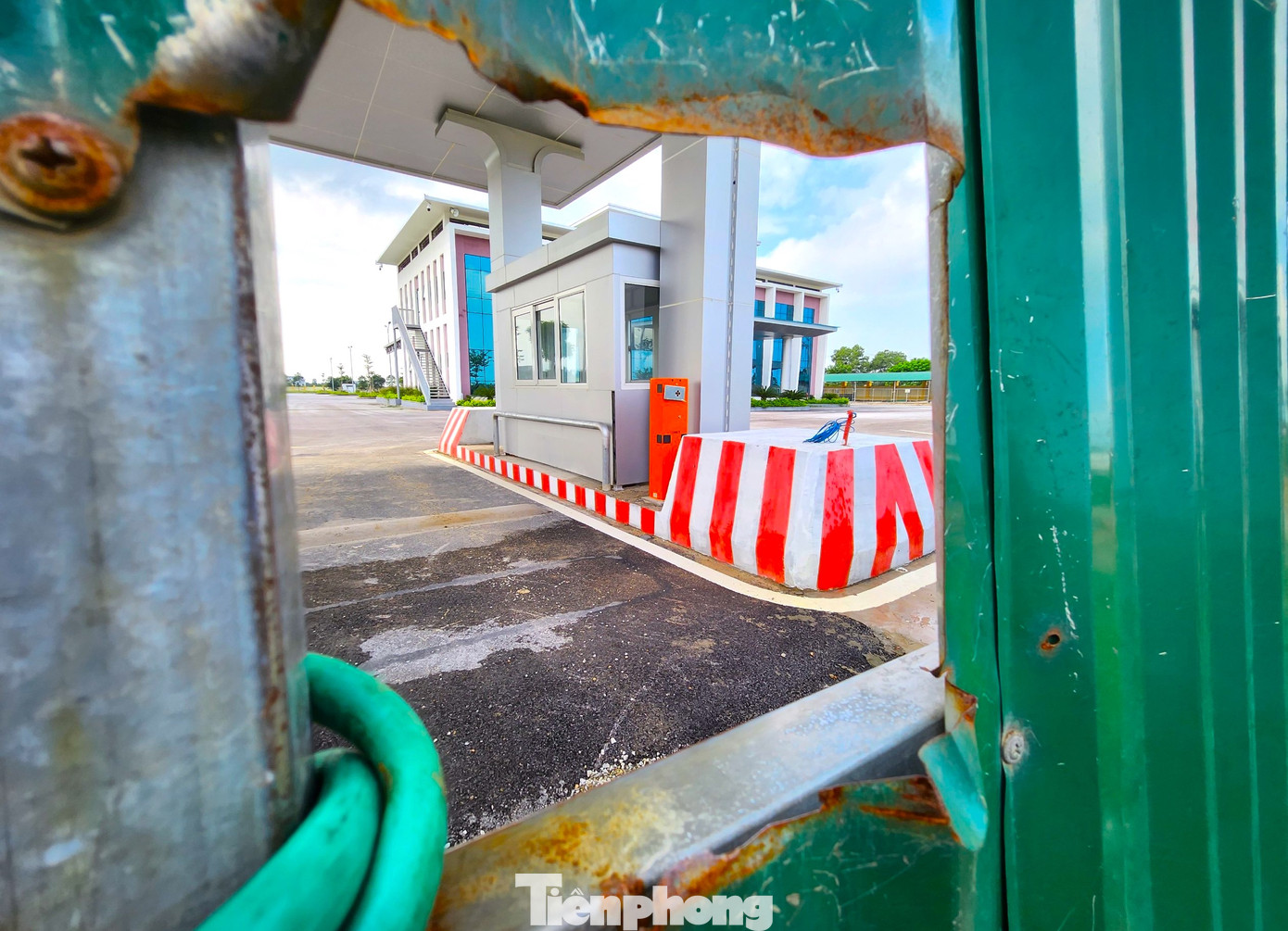 Đại diện chủ đầu tư Bến xe Nam Vinh cho biết dự án này chưa có quy hoạch đấu nối với quốc lộ 1 tuyến tránh thành phố Vinh do việc này thuộc thẩm quyền Bộ Giao thông vận tải. Thời gian qua, đơn vị đã phối hợp cơ quan chức năng của tỉnh làm các thủ tục xin đấu nối nhưng vẫn chưa được.