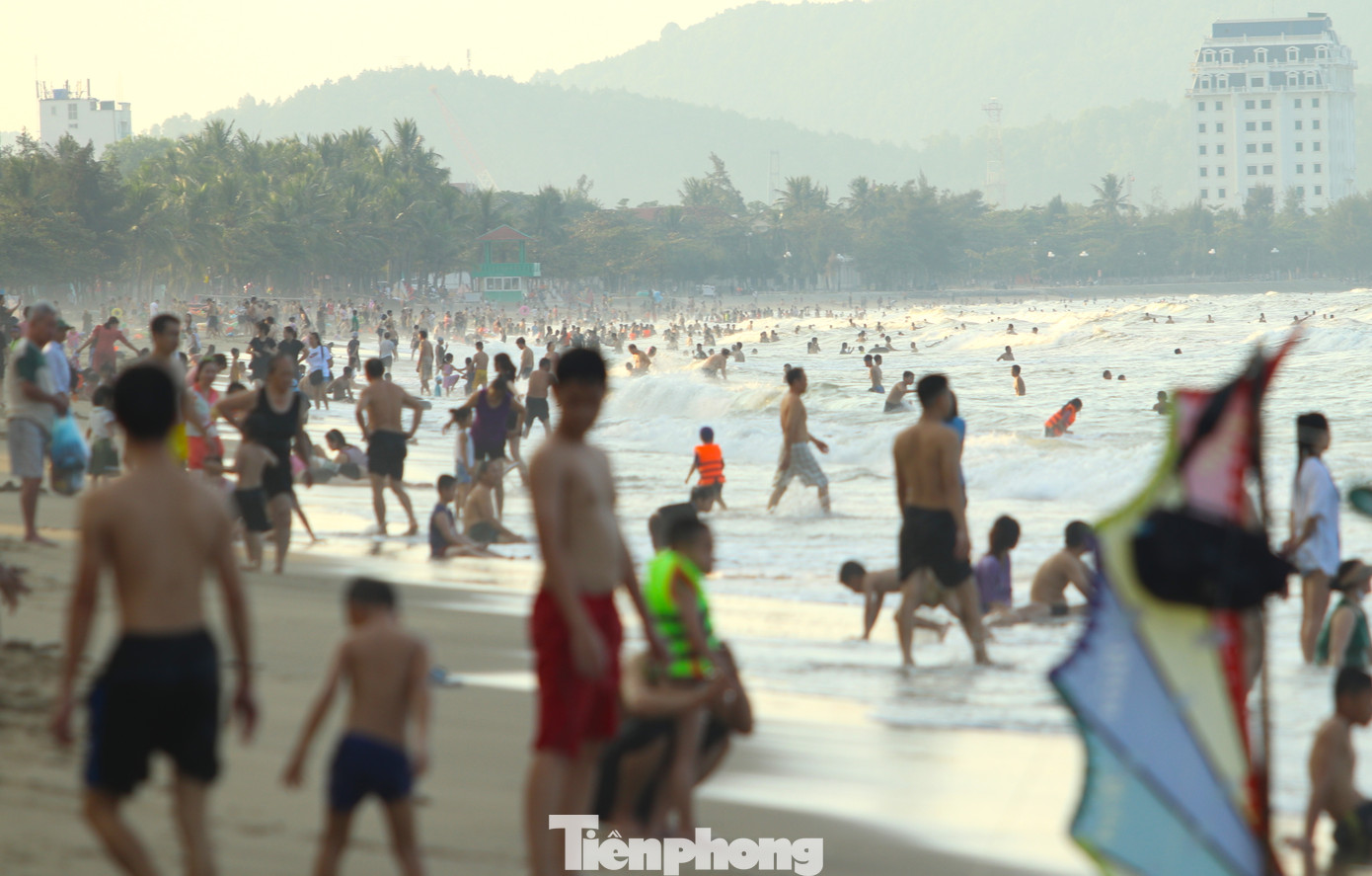 Trao đổi với PV, một lãnh đạo khách sạn Mường Thanh Cửa Lò cho biết, khách sạn này có tổng cộng 249 phòng nhưng hiện khách du lịch đã đặt kín hết. "Hiện khách sạn chỉ còn một vài phòng nghỉ dự phòng để xử lý sự cố. Dịp lễ 2/9 này, khách du lịch về Cửa Lò rất đông, tăng mạnh hơn so với những năm trước", đại diện khách sạn Mường Thanh Cửa Lò nói.