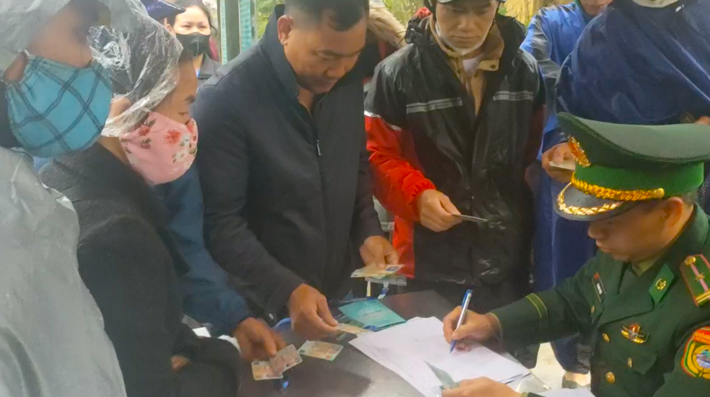 Tuy lần đầu áp dụng việc cấp thẻ nhưng quá trình diễn ra thông suốt, đảm bảo an toàn. (Ảnh: Hải Thượng). Tuy lần đầu áp dụng việc cấp thẻ nhưng quá trình diễn ra thông suốt, đảm bảo an toàn. (Ảnh: Hải Thượng).