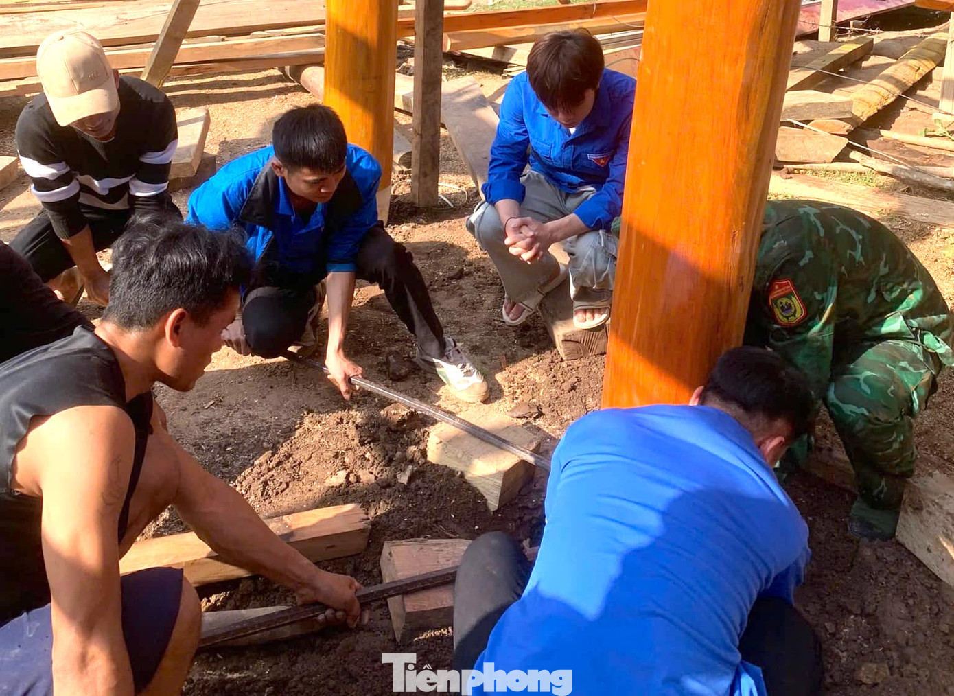 Cột gỗ được hỗ trợ cố định chắc chắn trên nền nhà..