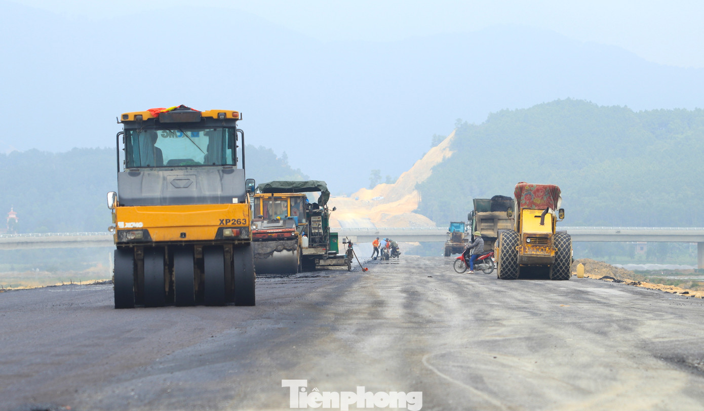 Để đảm bảo kịp tiến độ đề ra, dịp Tết Nguyên đán Giáp Thìn 2024, các nhà thầu thi công công trình sẽ tiến hành thi công xuyên Tết.