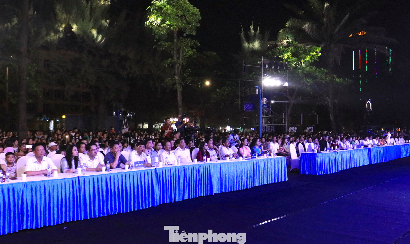 Tham dự đêm chung kết cuộc thi có đại diện lãnh đạo Sở, ban ngành, thị xã Cửa Lò và đông đảo người dân.