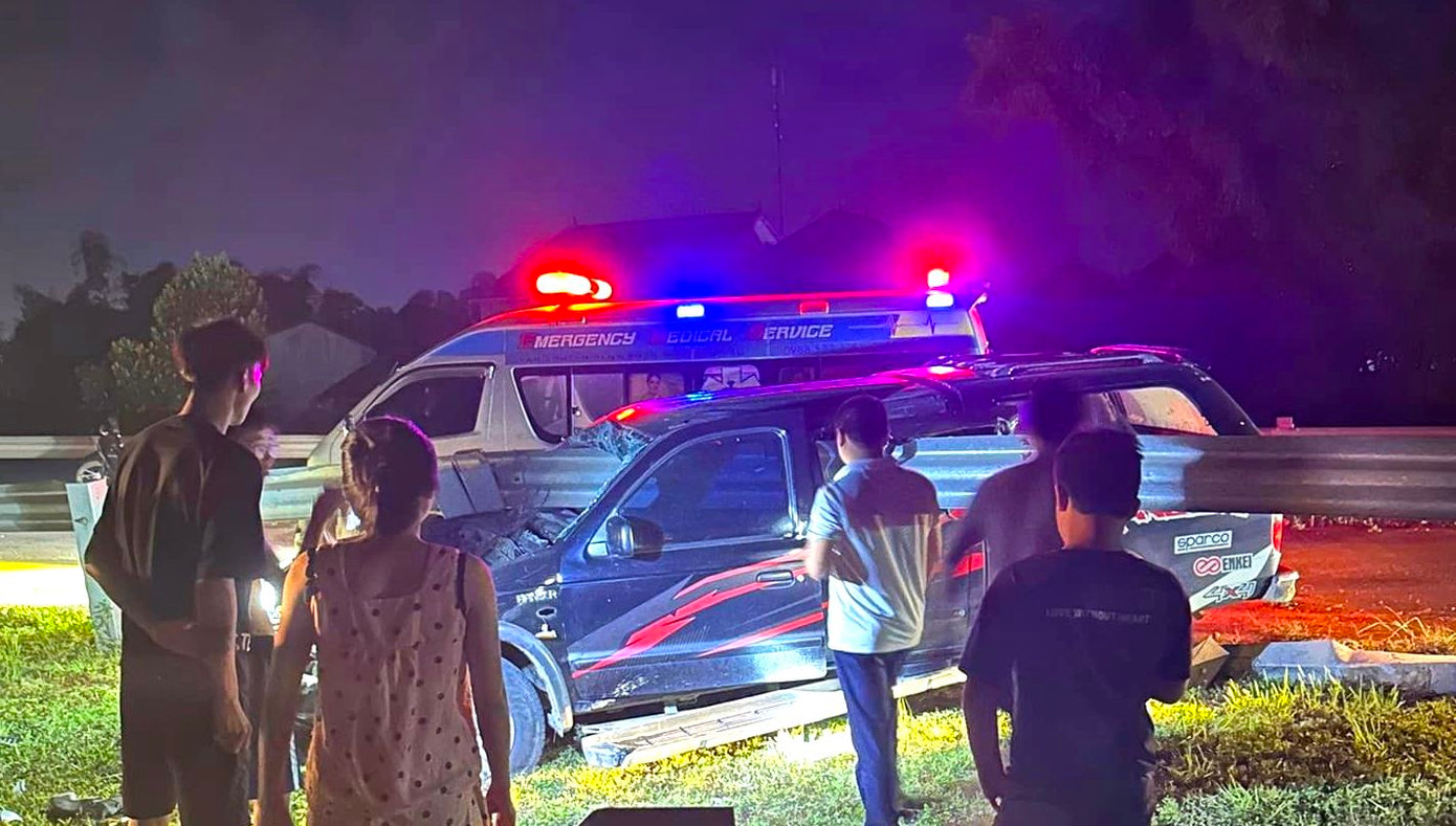 Người dân giải cứu tài xế đưa đi cấp cứu trong tình trạng nguy kịch.