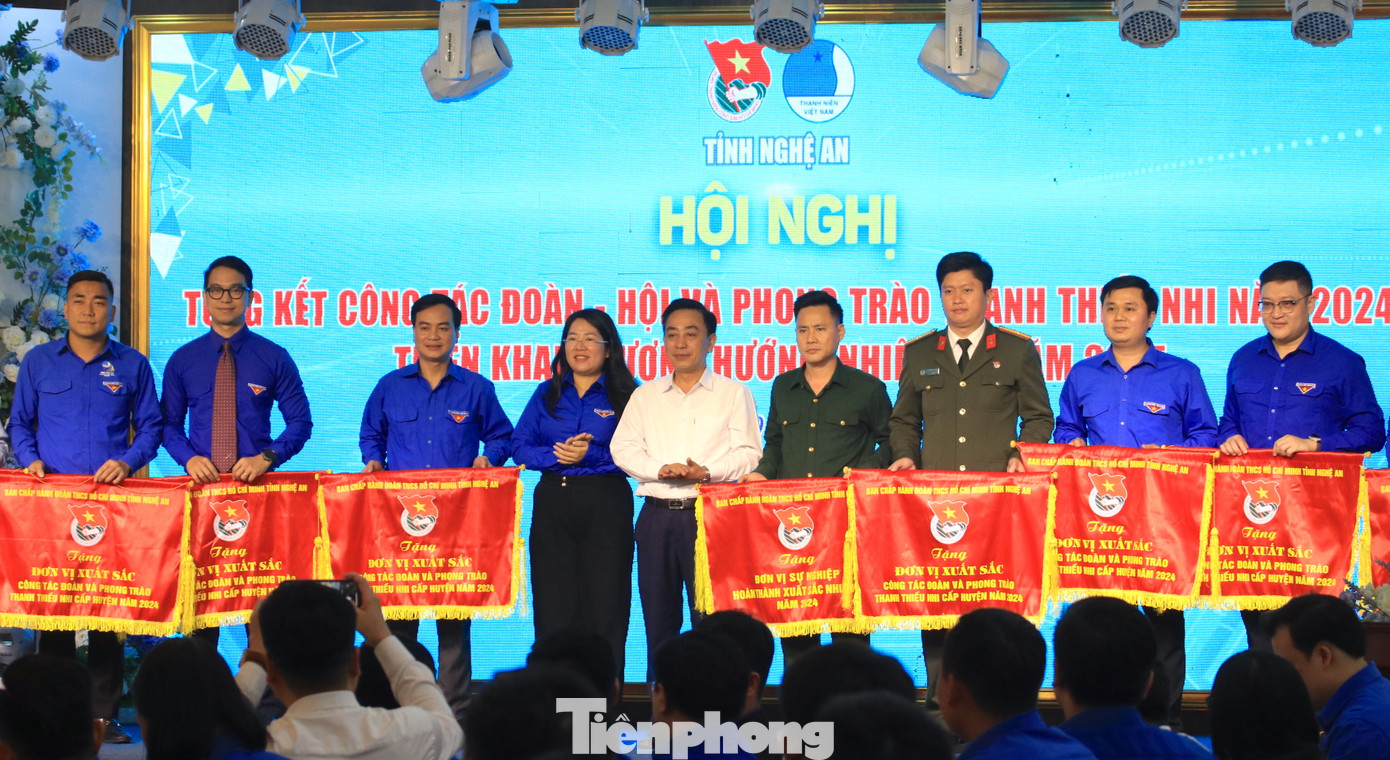Ban Thường vụ Tỉnh Đoàn Nghệ An tặng cờ thi đua cho các tập thể xuất sắc trong công tác Đoàn và Phong trào thanh thiếu nhi năm 2024 và các đơn vị sự nghiệp hoàn thành xuất sắc nhiệm vụ.