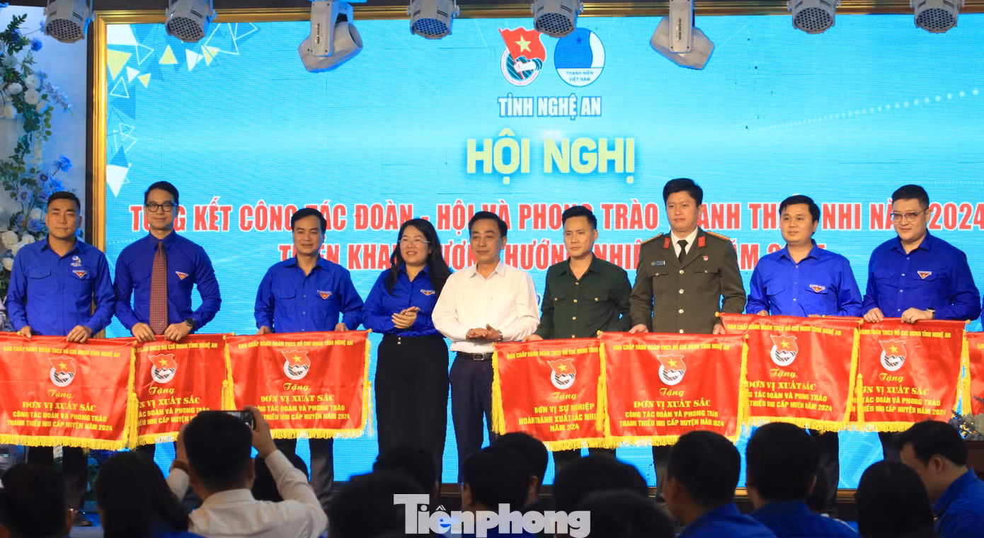 Ban Thường vụ Tỉnh Đoàn Nghệ An tặng cờ thi đua cho các tập thể xuất sắc trong công tác Đoàn và Phong trào thanh thiếu nhi năm 2024 và các đơn vị sự nghiệp hoàn thành xuất sắc nhiệm vụ.