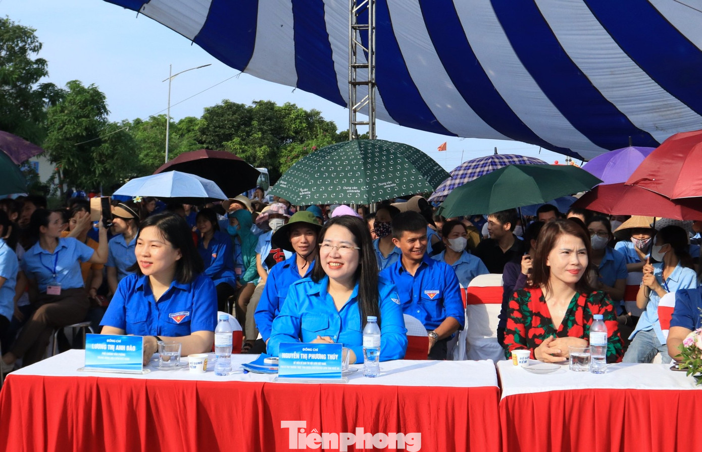 Dự chương trình có chị Lương Thị Anh Đào - Phó Chánh Văn phòng T.Ư Hội LHTN Việt Nam; anh Thái Minh Sỹ - Phó Chủ tịch Liên đoàn Lao động tỉnh Nghệ An; ông Trần Văn Lâm - Trưởng Ban Dân chủ - Pháp luật, Ủy ban MTTQ tỉnh Nghệ An; ông Trần Quang Hòa - Phó Bí thư Thường trực Đảng ủy Khối Doanh nghiệp tỉnh Nghệ An; chị Nguyễn Thị Phương Thúy - Phó Bí thư Thường trực Tỉnh Đoàn Nghệ An cùng lãnh đạo Công ty CP May Halotexco và hàng nghìn cán bộ, đoàn viên thanh niên, công nhân viên của công ty. Dự chương trình có chị Lương Thị Anh Đào - Phó Chánh Văn phòng T.Ư Hội LHTN Việt Nam; anh Thái Minh Sỹ - Phó Chủ tịch Liên đoàn Lao động tỉnh Nghệ An; ông Trần Văn Lâm - Trưởng Ban Dân chủ - Pháp luật, Ủy ban MTTQ tỉnh Nghệ An; ông Trần Quang Hòa - Phó Bí thư Thường trực Đảng ủy Khối Doanh nghiệp tỉnh Nghệ An; chị Nguyễn Thị Phương Thúy - Phó Bí thư Thường trực Tỉnh Đoàn Nghệ An cùng lãnh đạo Công ty CP May Halotexco và hàng nghìn cán bộ, đoàn viên thanh niên, công nhân viên của công ty.