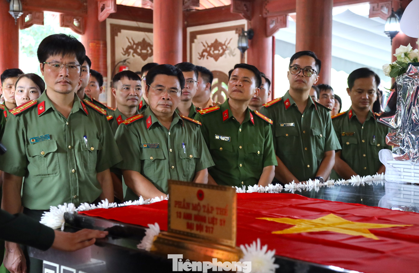 Với giọng kể truyền cảm ấm áp của thuyết minh viên đã khiến nhiều người rưng rưng nước mắt.