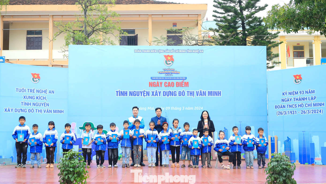 Ban tổ chức trao tặng 20 suất quà cho 20 em học sinh có hoàn cảnh khó khăn, vươn lên học tốt trên địa bàn thị xã Hoàng Mai. Ban tổ chức trao tặng 20 suất quà cho 20 em học sinh có hoàn cảnh khó khăn, vươn lên học tốt trên địa bàn thị xã Hoàng Mai.