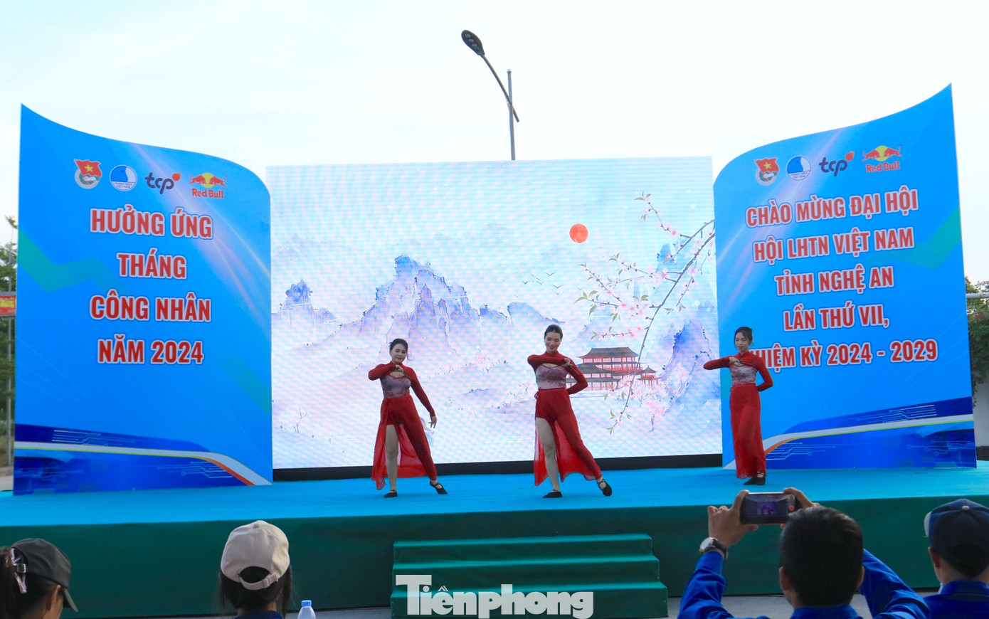 Tại chương trình cũng đã diễn ra buổi chung kết cuộc thi "Tìm kiếm tài năng thanh niên công nhân năm 2024" với 10 tiết mục đặc sắc, độc đáo. Sau phần thi, Ban giám khảo đã chấm điểm và trao giải cho các đội đạt giải nhất, giải nhì, giải ba và giải khuyến khích cuộc thi. Tại chương trình cũng đã diễn ra buổi chung kết cuộc thi "Tìm kiếm tài năng thanh niên công nhân năm 2024" với 10 tiết mục đặc sắc, độc đáo. Sau phần thi, Ban giám khảo đã chấm điểm và trao giải cho các đội đạt giải nhất, giải nhì, giải ba và giải khuyến khích cuộc thi.