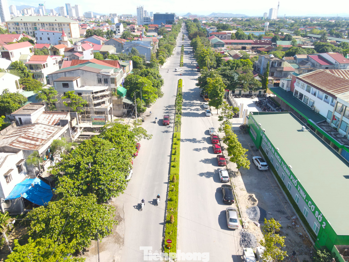 Năm 2006, dự án được khởi công xây dựng. Tuy nhiên suốt 18 năm qua, tuyến đường này chỉ mới hoàn thành khoảng 2km. Hai đoạn còn lại dài khoảng 800m còn dở dang chưa được thi công. Trong ảnh, đoạn đường từ cổng Ga Vinh đến Bệnh viện đa khoa thành phố Vinh (cơ sở 2) đã được hoàn thiện và đưa vào sử dụng nhiều năm nay.