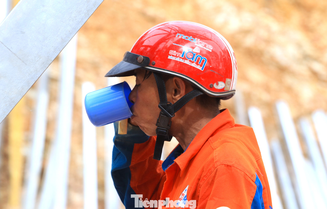 Nắng nóng vất vả, các công nhân phải liên tục xuống nghỉ ngơi uống nước lấy lại sức rồi tiếp tục làm.