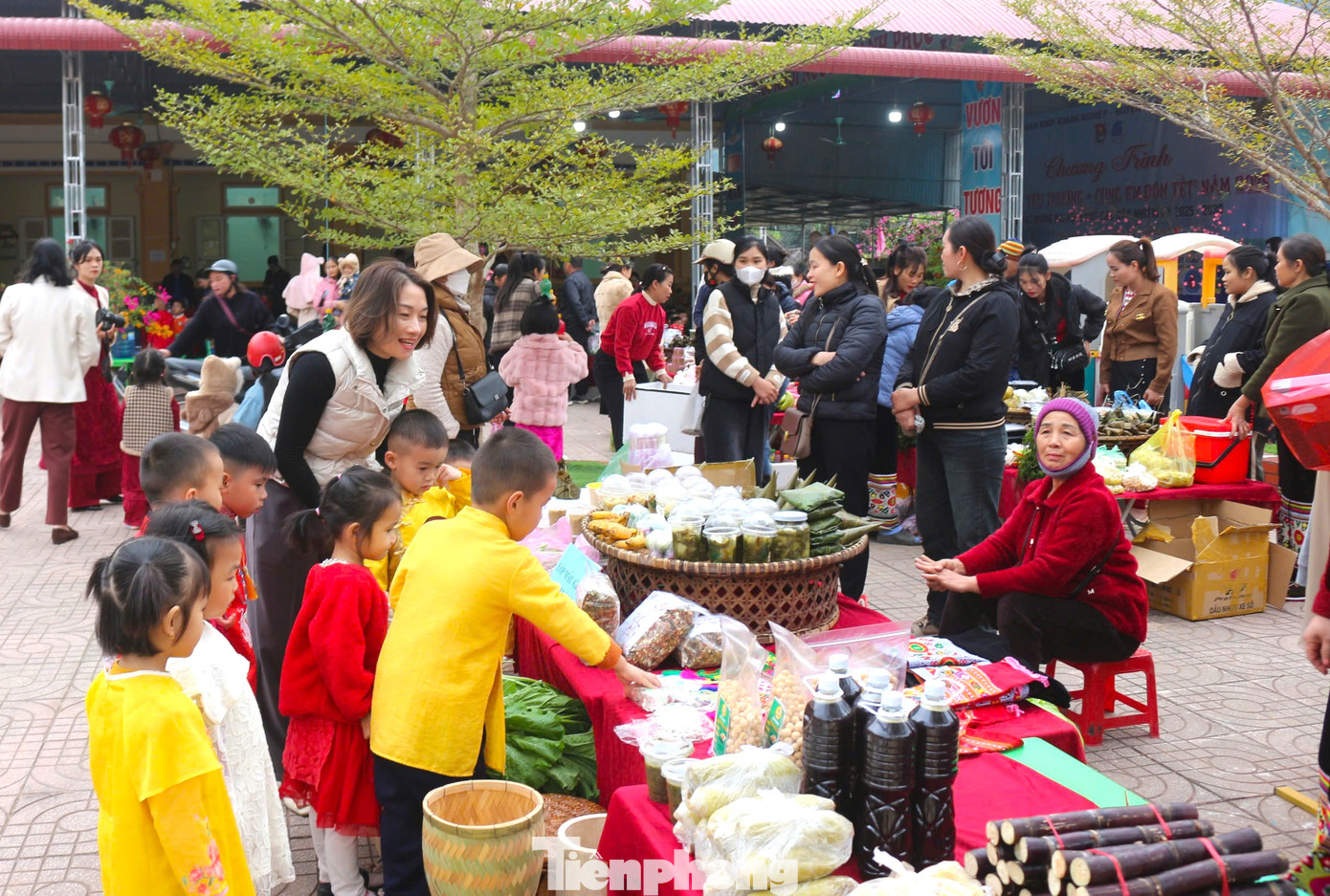 Tại chương trình, các em học sinh được vui chơi nhiều trò chơi dân gian hấp dẫn, tham gia hội chợ xuân ý nghĩa. Qua đó giúp các em học sinh vui vẻ, gắn tình đoàn kết. Các em còn được thưởng thức bữa cơm yêu thương với sự tham gia của các tình nguyện viên và học sinh, tạo không khí ấm áp, đong đầy tình cảm.