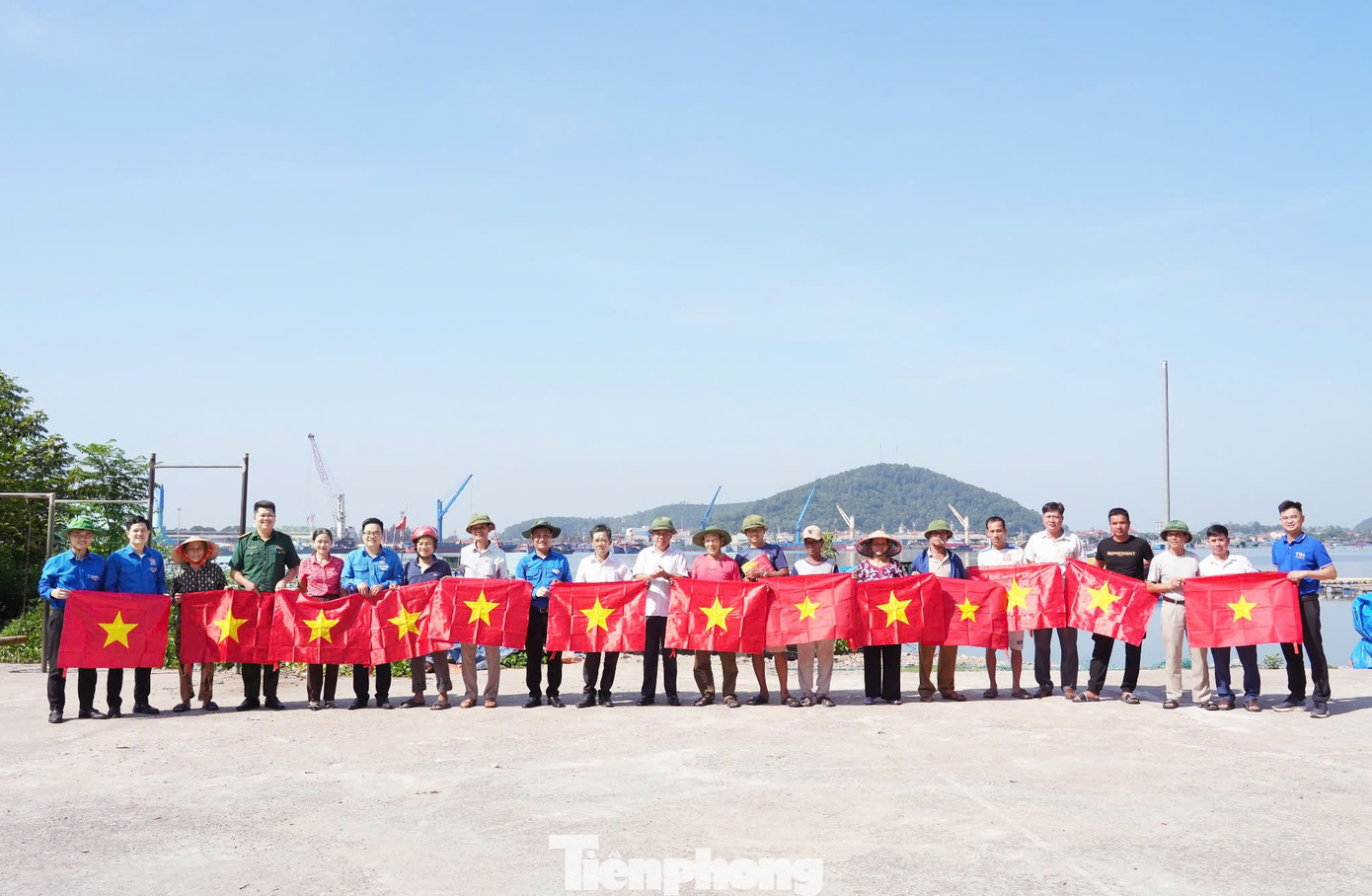 Ban tổ chức trao tặng 100 lá cờ Tổ quốc cho ngư dân trên địa bàn ra khơi bám biển.