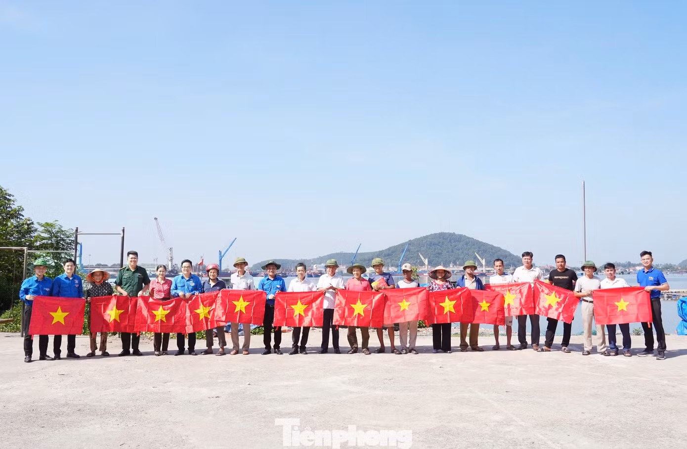 Ban tổ chức trao tặng 100 lá cờ Tổ quốc cho ngư dân trên địa bàn ra khơi bám biển. Ban tổ chức trao tặng 100 lá cờ Tổ quốc cho ngư dân trên địa bàn ra khơi bám biển.