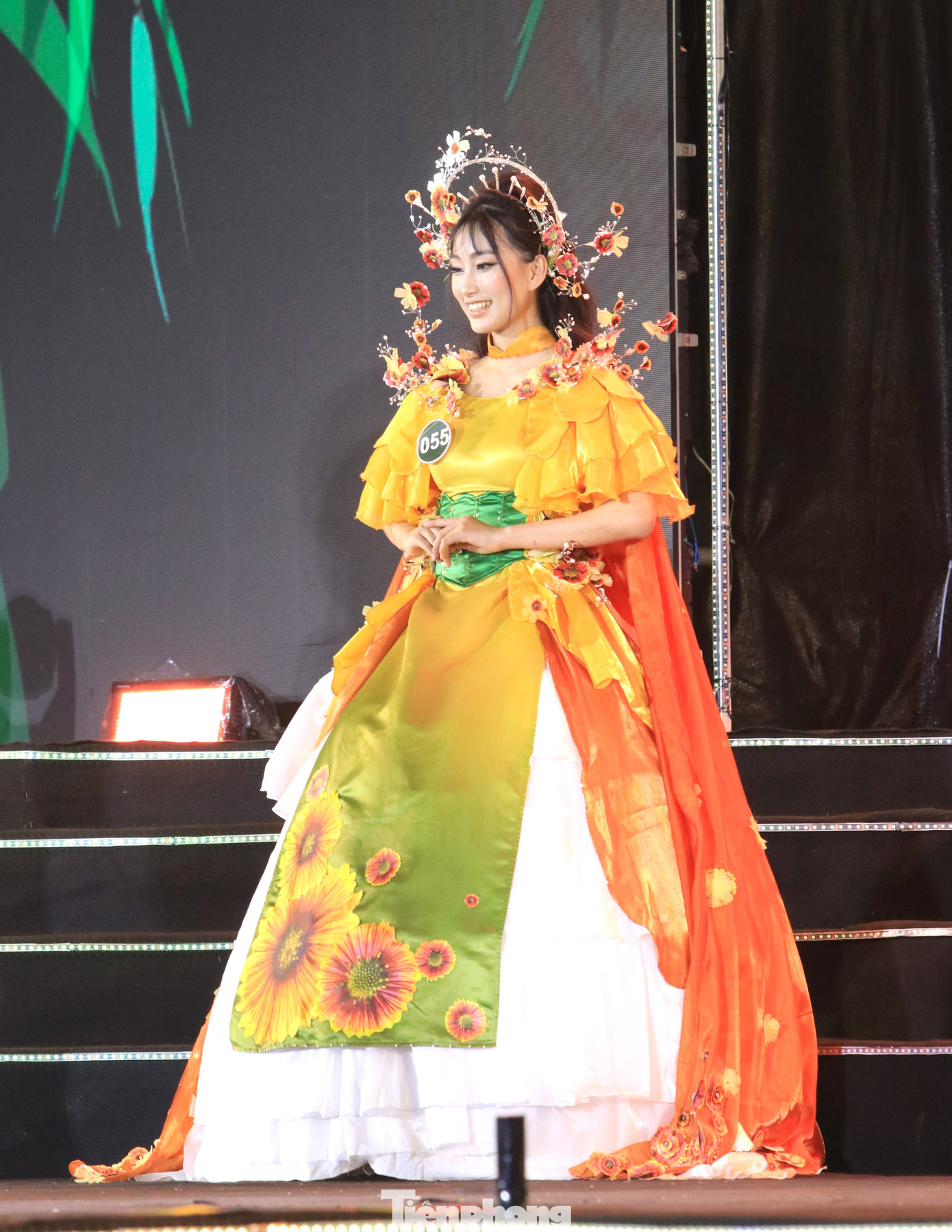 Các thí sinh đẹp dịu dàng trong những tà áo dài duyên dáng.