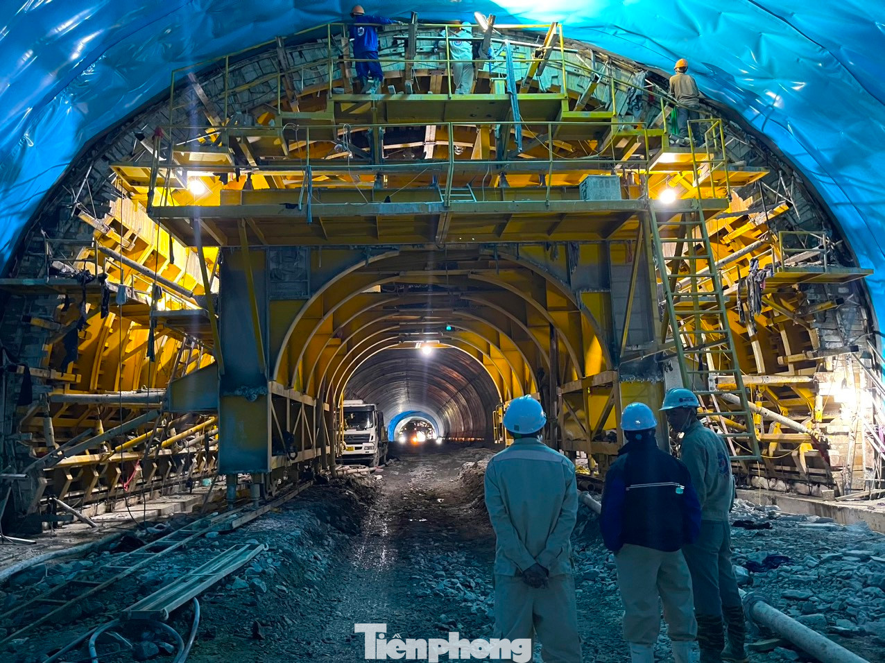 Tại hầm Thần Vũ, Công ty TNHH Hòa Hiệp có 3 mũi thi công 2 ống hầm từ cả 2 phía Bắc và Nam. Ở ống hầm phải tuyến, hiện đã được công ty này thi công hoàn thiện hơn 530m vỏ hầm.