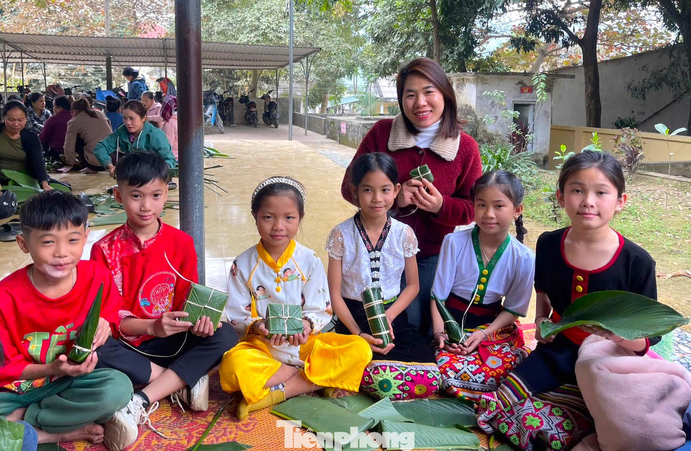 Dưới sự hướng dẫn, hỗ trợ của các cô giáo và phụ huynh, các em học sinh cũng gói thành công những chiếc bánh đẹp mắt.