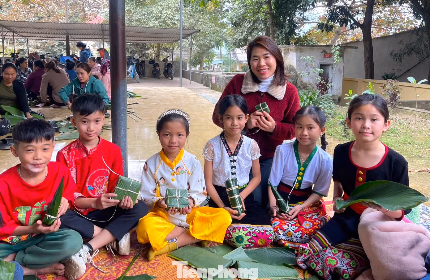Dưới sự hướng dẫn, hỗ trợ của các cô giáo và phụ huynh, các em học sinh cũng gói thành công những chiếc bánh đẹp mắt.