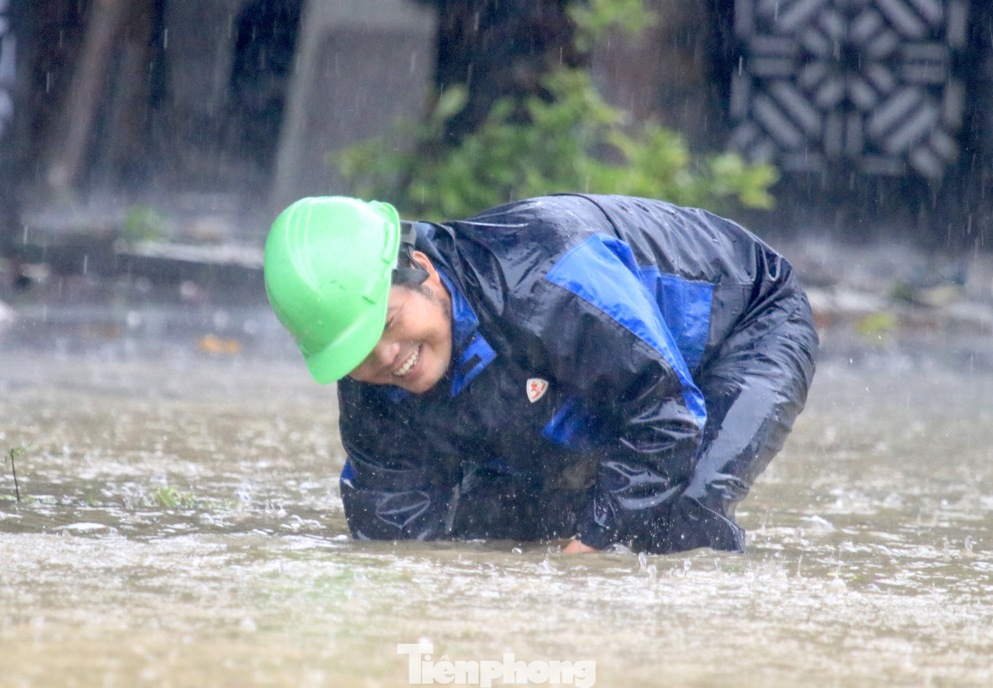 Trước tình trạng đường ngập sâu, cán bộ công nhân các công ty môi trường đô thị trên địa bàn thành phố Vinh đã đi dọc các tuyến phố để nạo vét rác bị kẹt tại miệng cống. "Lá, cành cây, túi bóng, rác kẹt ở miệng cống khiến nước không thể thoát được. Đây cũng chính là một trong những nguyên nhân gây ngập đường khi mưa lớn", một công nhân công ty môi trường ở thành phố Vinh chia sẻ.