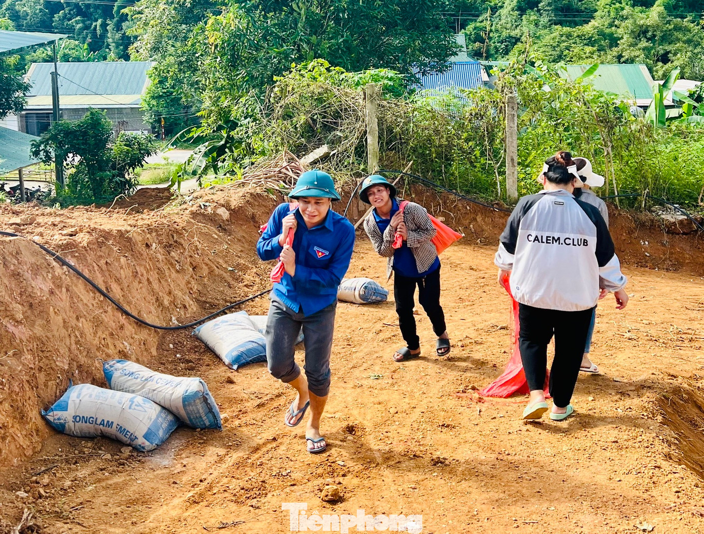 "Con đường dài gần 50m nhưng được hạ từ khu vực đồi núi nên vẫn còn dốc cao khó đi. Các phương tiện không thể đi lại nên đoàn viên thanh niên phải cõng từng bì vật liệu cát, đá, sỏi, xi-măng lên để đổ bê tông làm đường. Nắng nóng nhưng ai cũng cố gắng làm để các giáo viên, các em học sinh sớm có đường mới đến trường học", anh Lê Văn Hoàn - Bí thư Đoàn xã Nhôn Mai chia sẻ. "Con đường dài gần 50m nhưng được hạ từ khu vực đồi núi nên vẫn còn dốc cao khó đi. Các phương tiện không thể đi lại nên đoàn viên thanh niên phải cõng từng bì vật liệu cát, đá, sỏi, xi-măng lên để đổ bê tông làm đường. Nắng nóng nhưng ai cũng cố gắng làm để các giáo viên, các em học sinh sớm có đường mới đến trường học", anh Lê Văn Hoàn - Bí thư Đoàn xã Nhôn Mai chia sẻ.