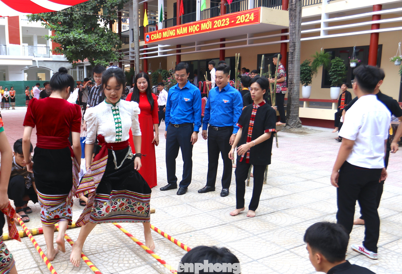 Anh Bùi Quang Huy và anh Lê Văn Lương xem các em học sinh dân tộc múa sạp trong ngày lễ khai giảng năm học mới tại trường THPT DTNT Nghệ An.
