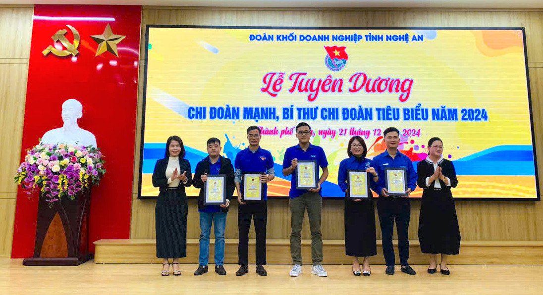 Khen thưởng Bí thư Chi đoàn tiêu biểu.