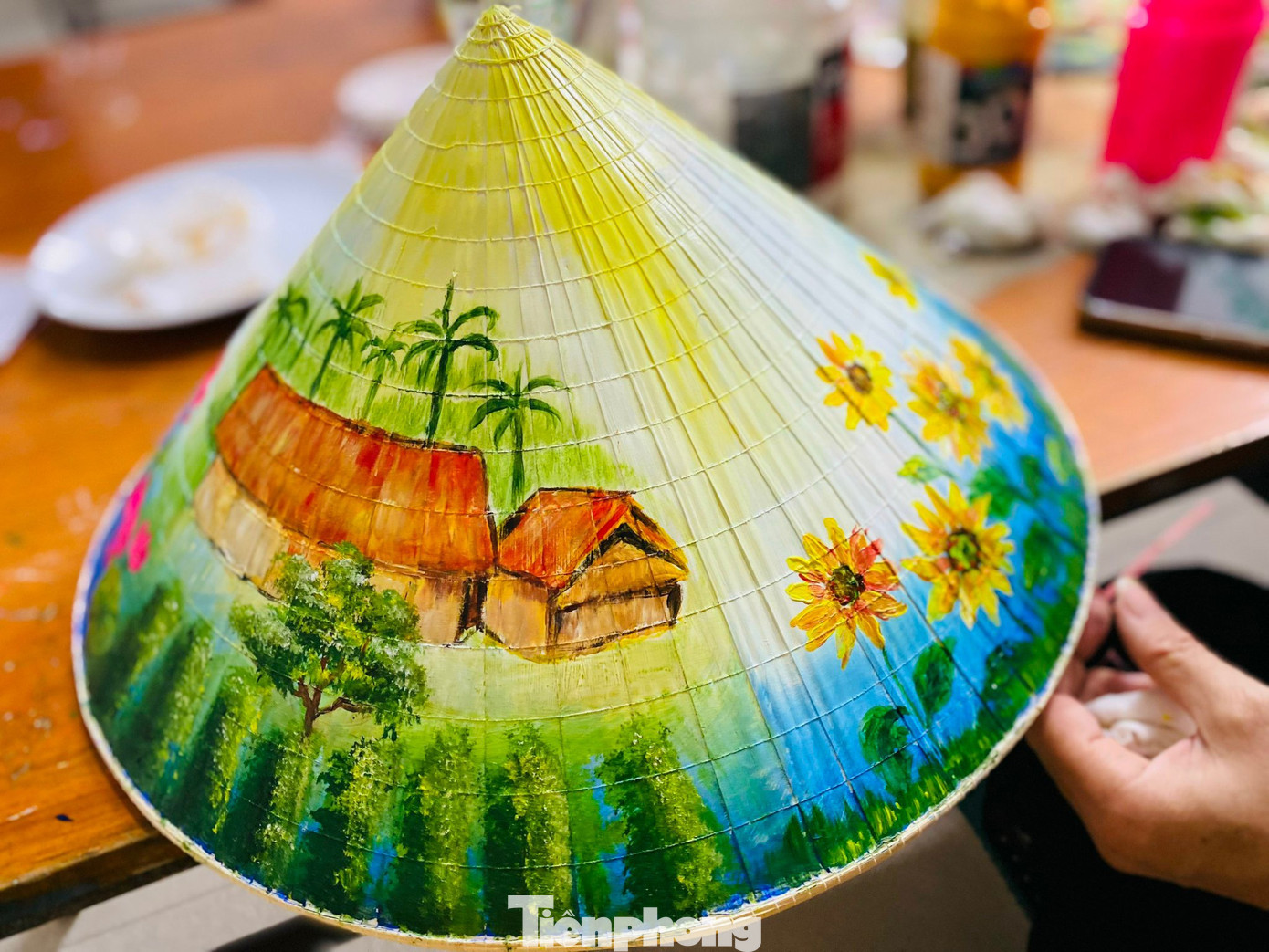 Những chiếc nón lá truyền thống được tô vẽ lên các địa danh, phong cảnh càng thêm đẹp và ấn tượng.