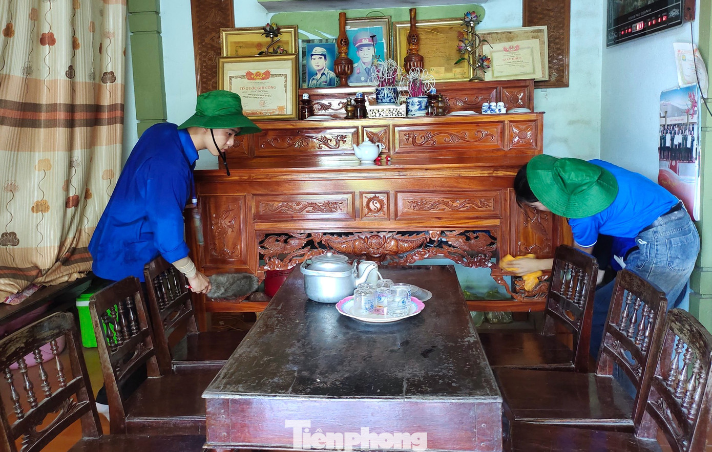 Đoàn viên thanh niên huyện Anh Sơn đến thăm, dọn dẹp nhà cửa cho các gia đình chính sách trên địa bàn.