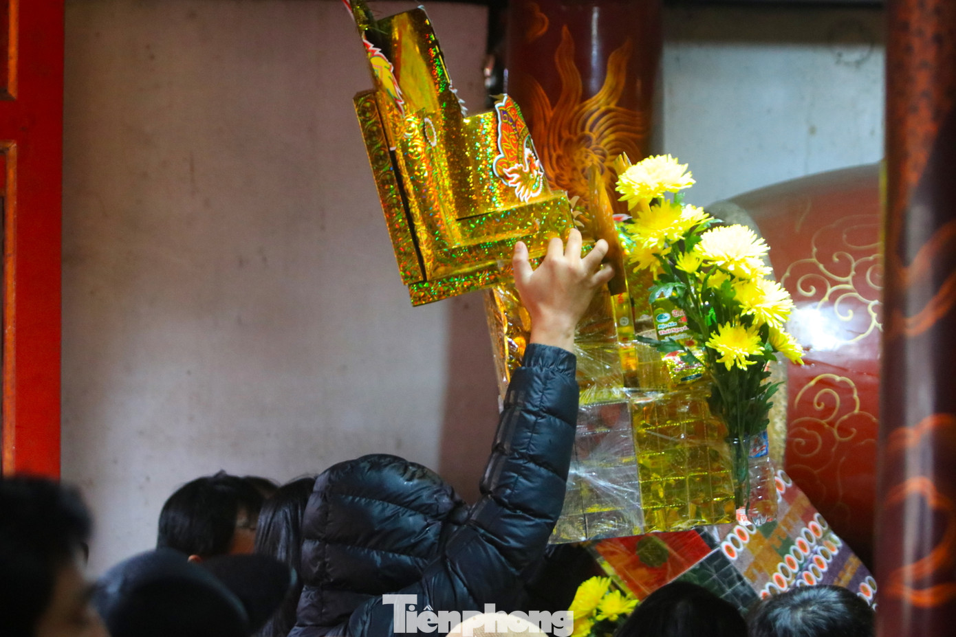 Lượng người đông, đường đi lại chật hẹp nên du khách cố gắng giơ thật cao các mâm lễ mới có thể di chuyển vào trong các gian thờ thắp hương. Lượng người đông, đường đi lại chật hẹp nên du khách cố gắng giơ thật cao các mâm lễ mới có thể di chuyển vào trong các gian thờ thắp hương.