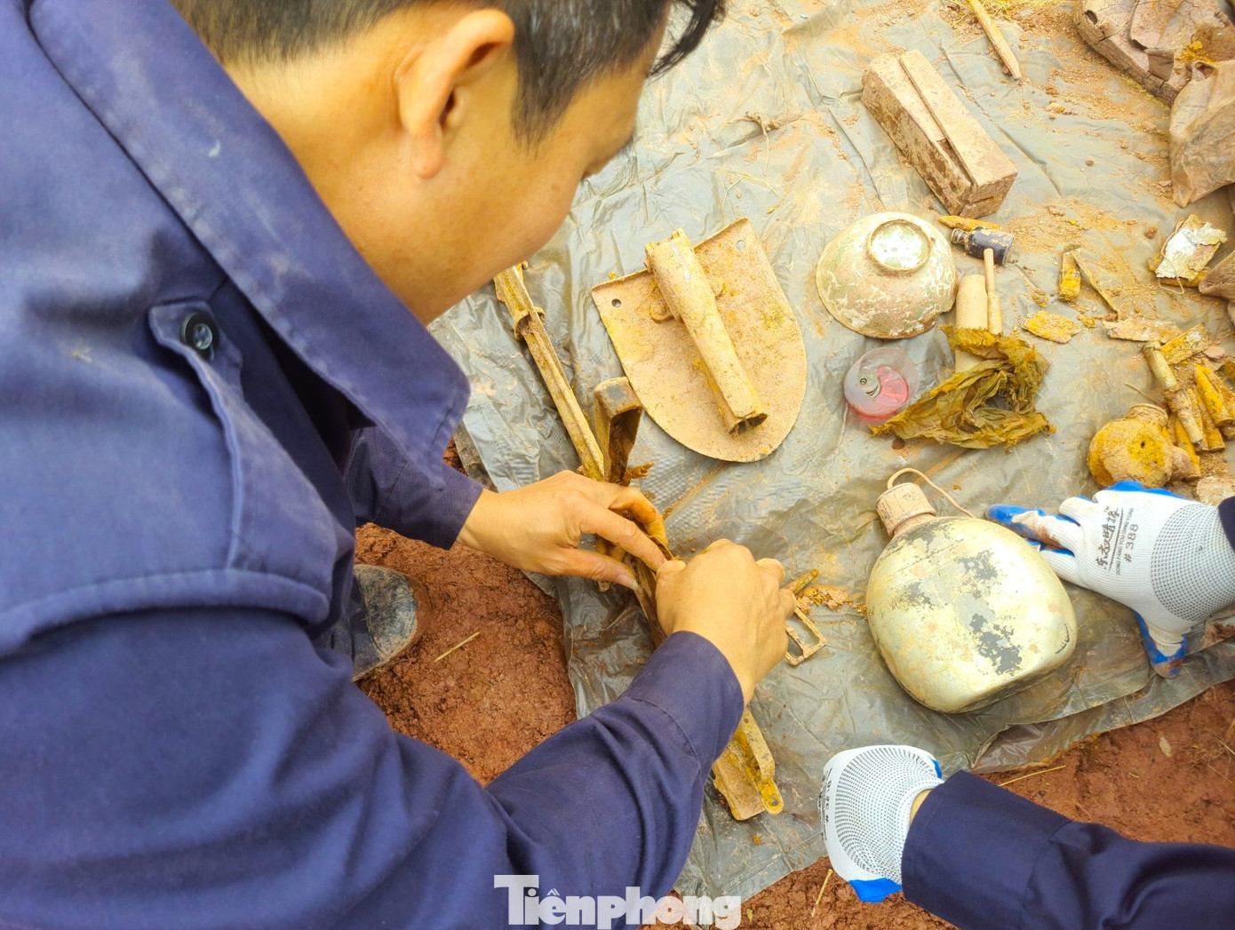 Những đồ vật được tìm thấy nhiều nhất cùng các hài cốt là bát, xẻng, tăng, võng, súng, bình nước... Trải qua hàng chục năm, nhiều di vật vẫn còn nguyên vẹn, Những đồ vật được tìm thấy nhiều nhất cùng các hài cốt là bát, xẻng, tăng, võng, súng, bình nước... Trải qua hàng chục năm, nhiều di vật vẫn còn nguyên vẹn,