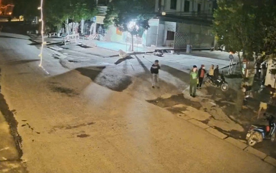 Công an xã Thanh Hương túc trực tại điểm xe đón để vận động, tuyên truyền các cụ cao tuổi không tham gia các chuyến du lịch 0 đồng để tránh bị lừa đảo. Công an xã Thanh Hương túc trực tại điểm xe đón để vận động, tuyên truyền các cụ cao tuổi không tham gia các chuyến du lịch 0 đồng để tránh bị lừa đảo.