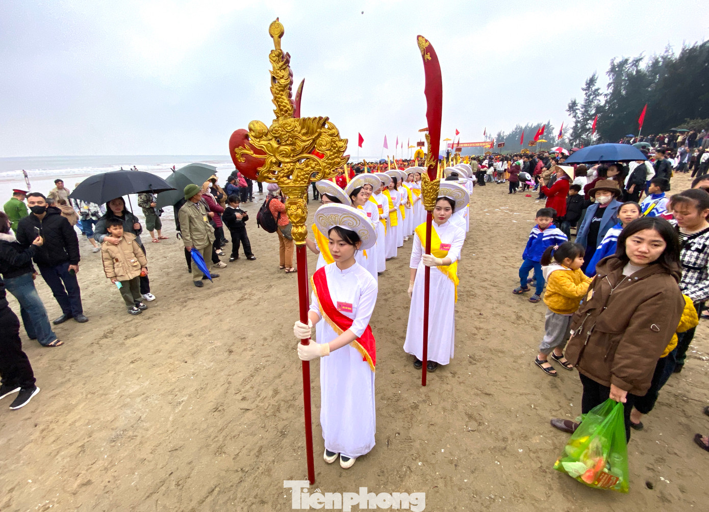 Theo tục lệ, Đội Nữ quan phục vụ nghi lễ rước gồm 23 thiếu nữ có vẻ ngoài xinh xắn, tuổi đời từ 14-18 tuổi. Các thiếu nữ tay cầm bảo kiếm, đao, phương trượng dẫn đoàn rước kiệu thực hiện Lễ Cầu ngư.