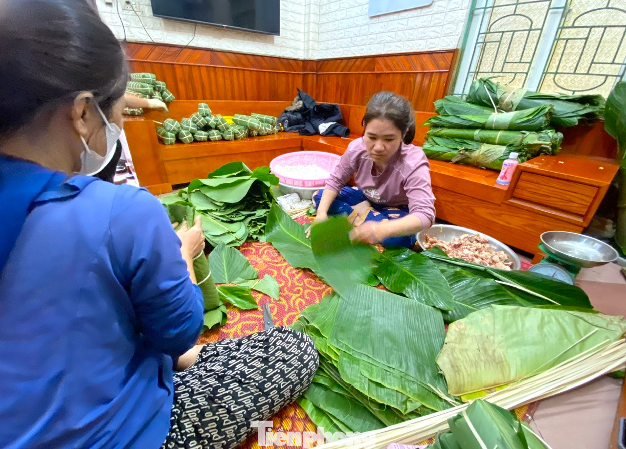 Để việc gói bánh được nhanh chóng, thông thường những người thợ sẽ chia nhau ra phụ trách mỗi việc khác nhau từ cắt lá, chuẩn bị nếp, nhân đến việc gói bánh và buộc bánh. Tất cả tạo nên một dây chuyền khép kín.