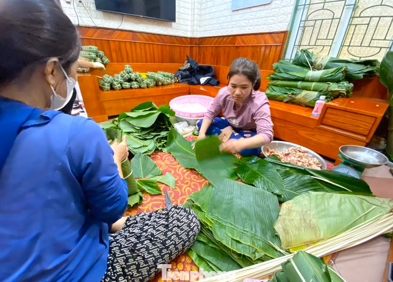 Để việc gói bánh được nhanh chóng, thông thường những người thợ sẽ chia nhau ra phụ trách mỗi việc khác nhau từ cắt lá, chuẩn bị nếp, nhân đến việc gói bánh và buộc bánh. Tất cả tạo nên một dây chuyền khép kín.