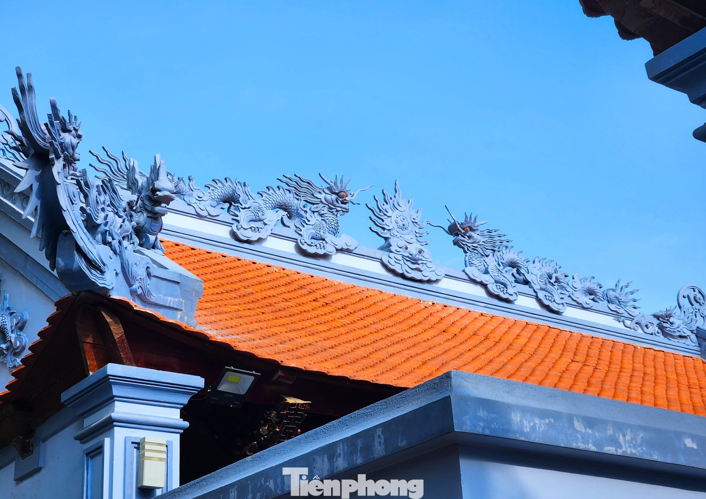 Trên mái đền được trang trí nhiều hình tượng rồng thể hiện sự uy nghiêm, linh thiêng. Trên mái đền được trang trí nhiều hình tượng rồng thể hiện sự uy nghiêm, linh thiêng.