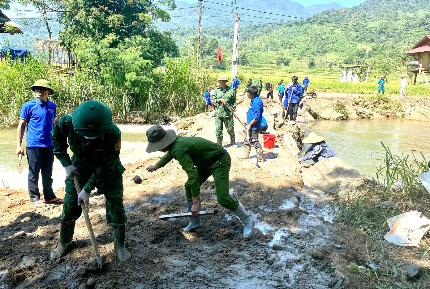 Cây cầu tràn có chiều dài hơn 20m, rộng khoảng 2,5m. Mỗi khi mưa lớn đều xảy ra tình trạng ngập lụt do nước suối dâng cao, chảy xiết.