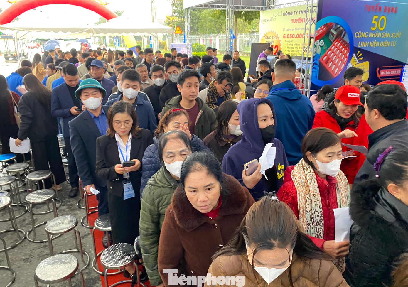 Ngày hội việc làm được tổ chức đã thu hút 22 doanh nghiệp thuộc Khu Công nghiệp VSIP tổ chức các gian hàng tuyển dụng, tìm kiếm hơn 40.000 vị trí việc làm với chế độ đãi ngộ tốt và đa dạng ngành nghề như điện, điện tử, quang học, chế tạo máy, may mặc…