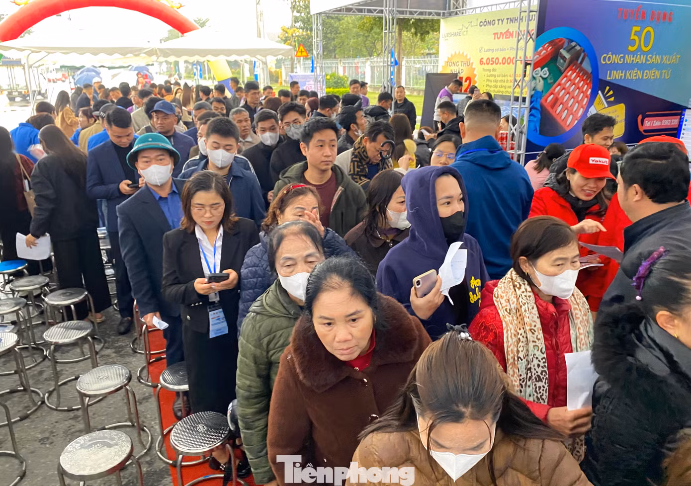 Ngày hội việc làm được tổ chức đã thu hút 22 doanh nghiệp thuộc Khu Công nghiệp VSIP tổ chức các gian hàng tuyển dụng, tìm kiếm hơn 40.000 vị trí việc làm với chế độ đãi ngộ tốt và đa dạng ngành nghề như điện, điện tử, quang học, chế tạo máy, may mặc…