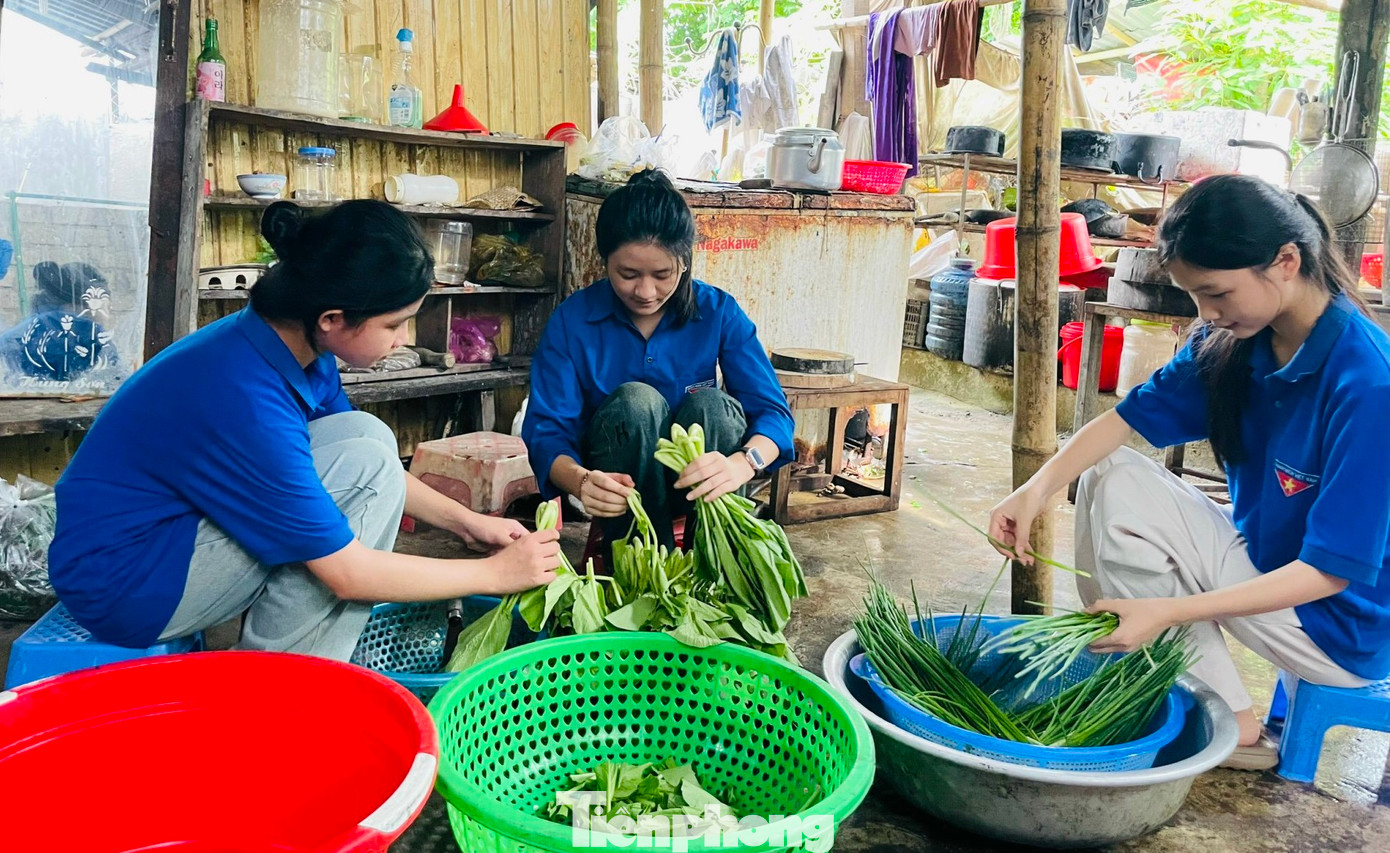 Trước đó, từ sáng 5/6, Huyện Đoàn Tương Dương đã bố trí 20 đoàn viên thanh niên đi chợ mua các thực phẩm cần thiết về để nấu cơm trưa, trao tặng các thí sinh có hoàn cảnh khó khăn, thí sinh xa nhà.