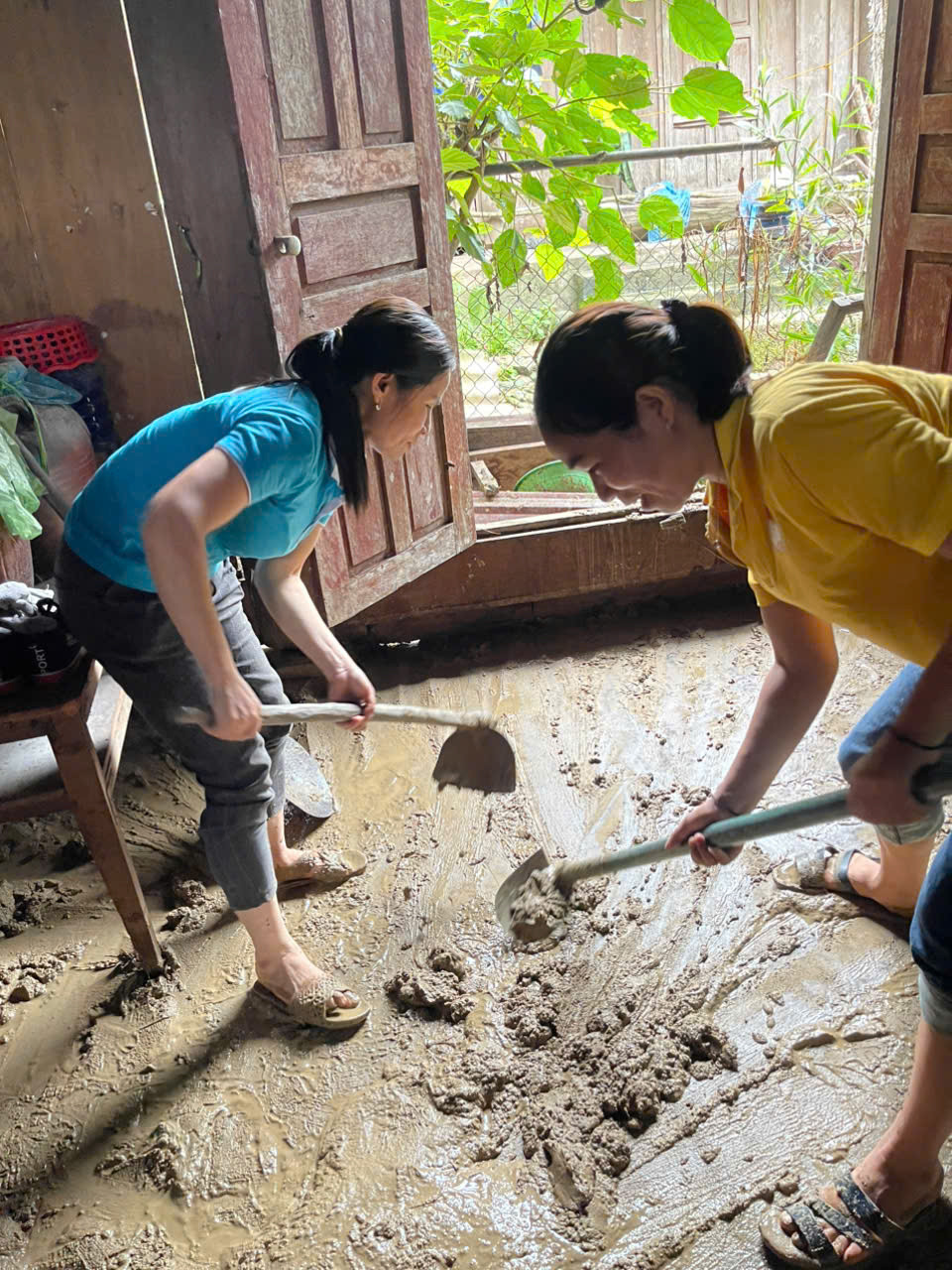 Sáng 30/5, Đoàn viên thanh niên xã Hữu Khuông cùng các cơ quan đoàn thể trên địa bàn xã đã xuống hỗ trợ người dân dọn dẹp bùn đất, khắc phục hậu quả sau cơn lũ.