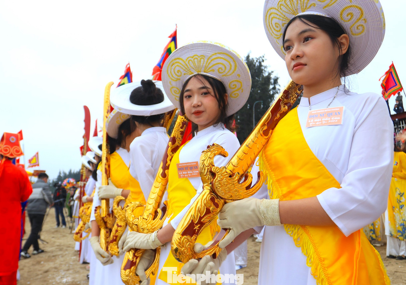 Em Hoàng Thu Hà (SN 2008) chia sẻ bản thân rất vinh dự khi được chọn để tham gia Đội Nữ quan, cầm bảo kiếm phục vụ lễ hội. "Mấy hôm trước em đã được tập duyệt cách đi rước, tay cầm bảo kiếm để tham gia đoàn rước. Dù được tập nhưng em vẫn thấy hồi hộp", Hà chia sẻ. Em Hoàng Thu Hà (SN 2008) chia sẻ bản thân rất vinh dự khi được chọn để tham gia Đội Nữ quan, cầm bảo kiếm phục vụ lễ hội. "Mấy hôm trước em đã được tập duyệt cách đi rước, tay cầm bảo kiếm để tham gia đoàn rước. Dù được tập nhưng em vẫn thấy hồi hộp", Hà chia sẻ.