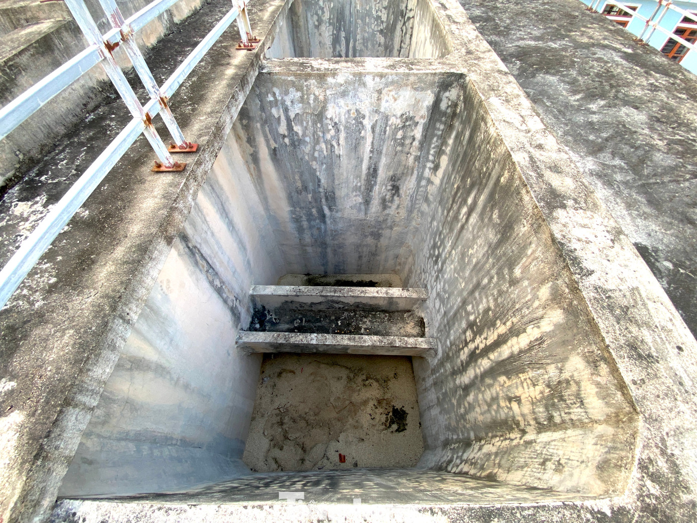 Lãnh đạo Ban quản lý Dự án đầu tư và Xây dựng huyện Hưng Nguyên cho biết, trên địa bàn chưa có đơn vị nhà nước nào có thể nhận bàn giao quản lý, vận hành nên đến nay nhà máy nước vẫn chưa thể đi vào sử dụng.