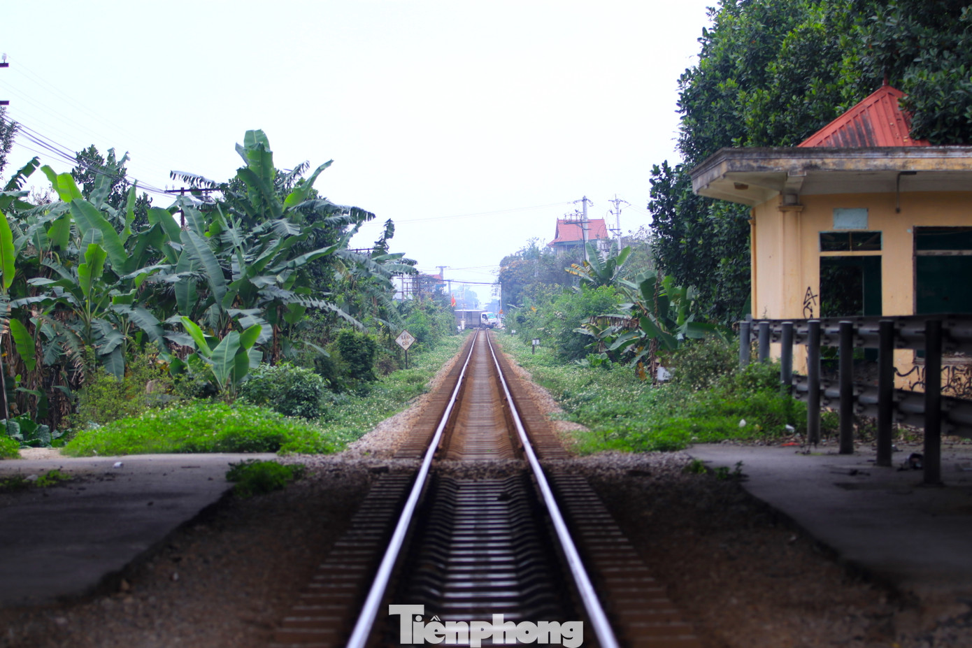 Những năm qua, Công an tỉnh Nghệ An đã đề xuất UBND tỉnh chỉ đạo Ban An toàn giao thông tỉnh, các sở, ban, ngành, địa phương khảo sát lập kế hoạch đầu tư làm đường gom, kết hợp làm tường rào bảo vệ để nối vào các đường ngang và các vị trí giao nhau khác nhằm làm giảm số lượng lối đi tự mở qua đường sắt.