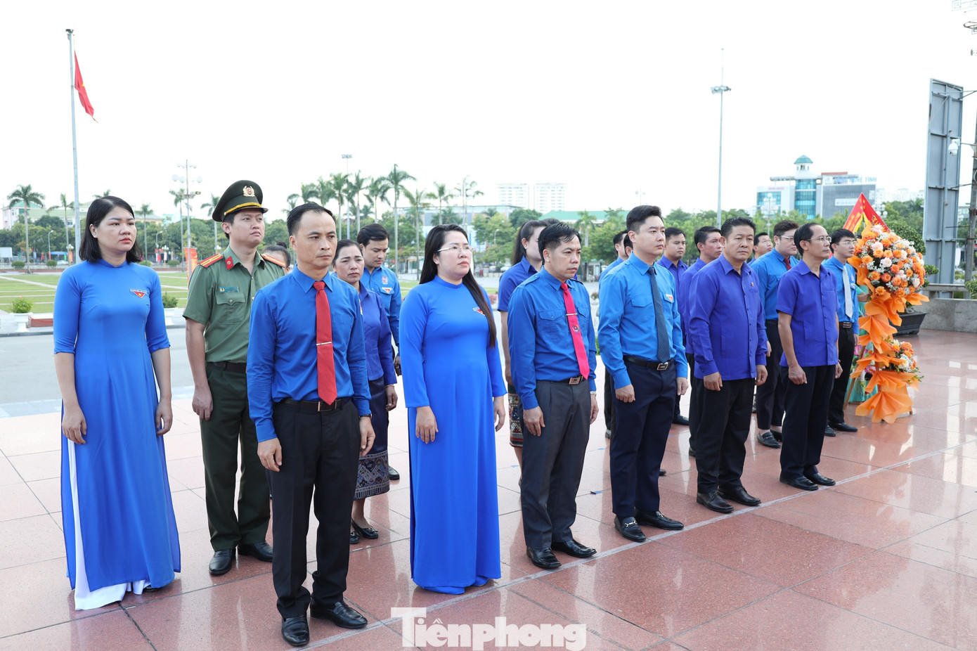 Trước đó vào sáng 30/8, Ban thường vụ Tỉnh Đoàn Nghệ An cùng Đoàn đại biểu Đoàn thanh niên nước bạn Lào dâng hoa lên tượng đài Bác Hồ. Ảnh: Phú Hưng Trước đó vào sáng 30/8, Ban thường vụ Tỉnh Đoàn Nghệ An cùng Đoàn đại biểu Đoàn thanh niên nước bạn Lào dâng hoa lên tượng đài Bác Hồ. Ảnh: Phú Hưng