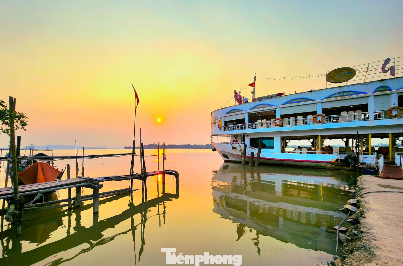 Những ngày qua, tại Nghệ An, Hà Tĩnh thời tiết nắng nóng có lúc đến hơn 40 độ C nên du khách, người dân thường tìm đến các khu vực biển, sông suối để chơi lễ và tắm mát, tận hưởng không khí trong lành, thoáng đãng. Một trong những điểm đến thu hút du khách về dịp lễ những ngày qua là sông Lam với bến Giang Đình thơ mộng hữu tình tại xã Xuân Giang (huyện Nghi Xuân, Hà Tĩnh).