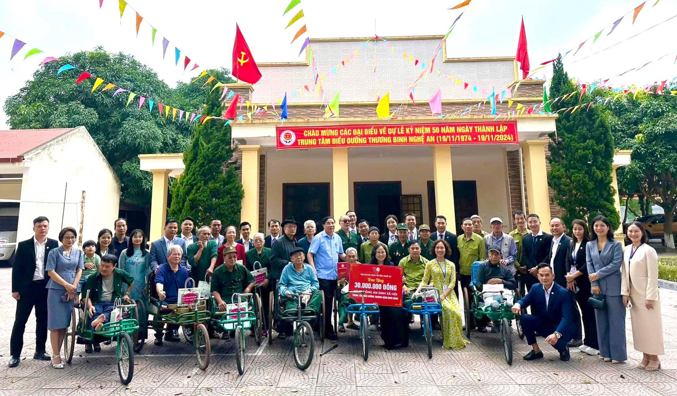 HDNT tỉnh Nghệ An tặng quà đến Trung tâm điều dưỡng Thương binh nặng Nghệ An. HDNT tỉnh Nghệ An tặng quà đến Trung tâm điều dưỡng Thương binh nặng Nghệ An.