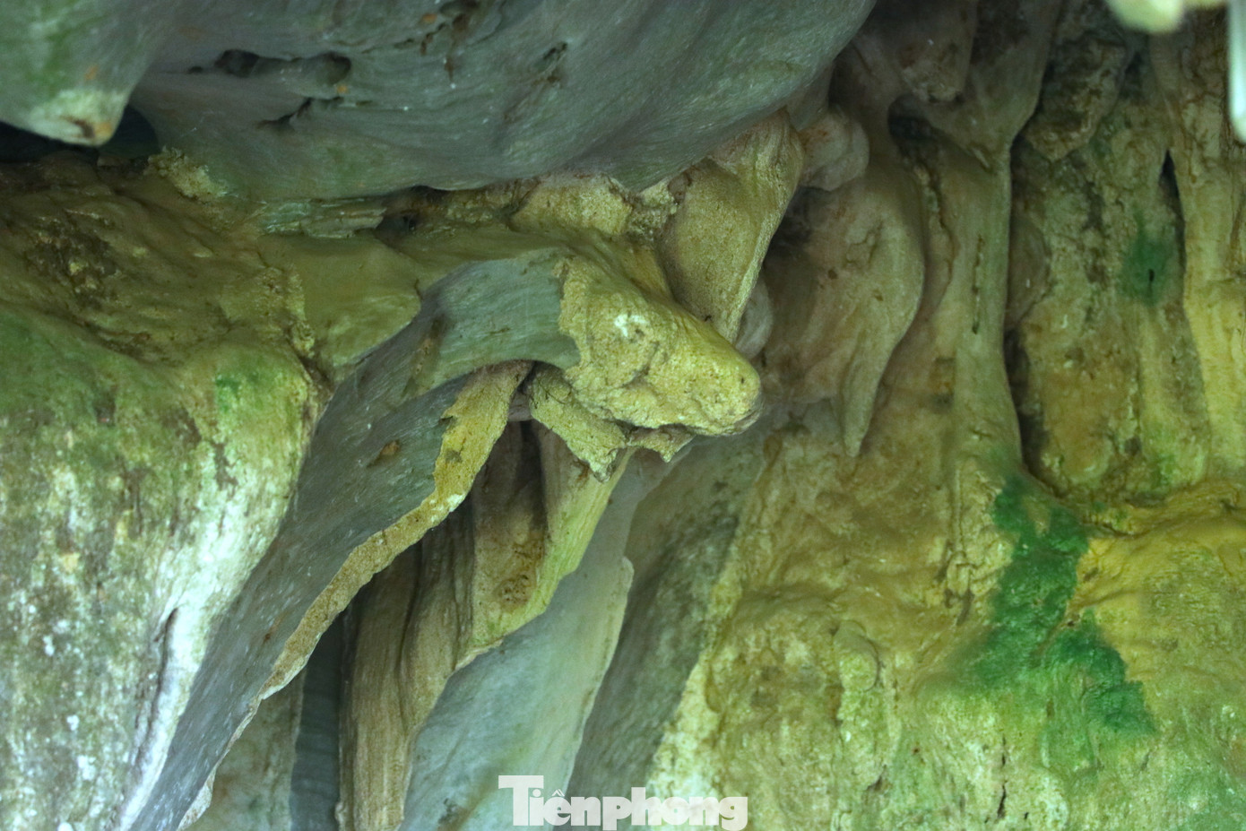 Trong mỏm núi đá nơi tấm bia được khắc có nhiều nhũ đá với những hình thù kỳ lạ. Trong đó nhiều người tưởng tượng có hình rắn thần xuất hiện như để bảo vệ tấm văn bia.