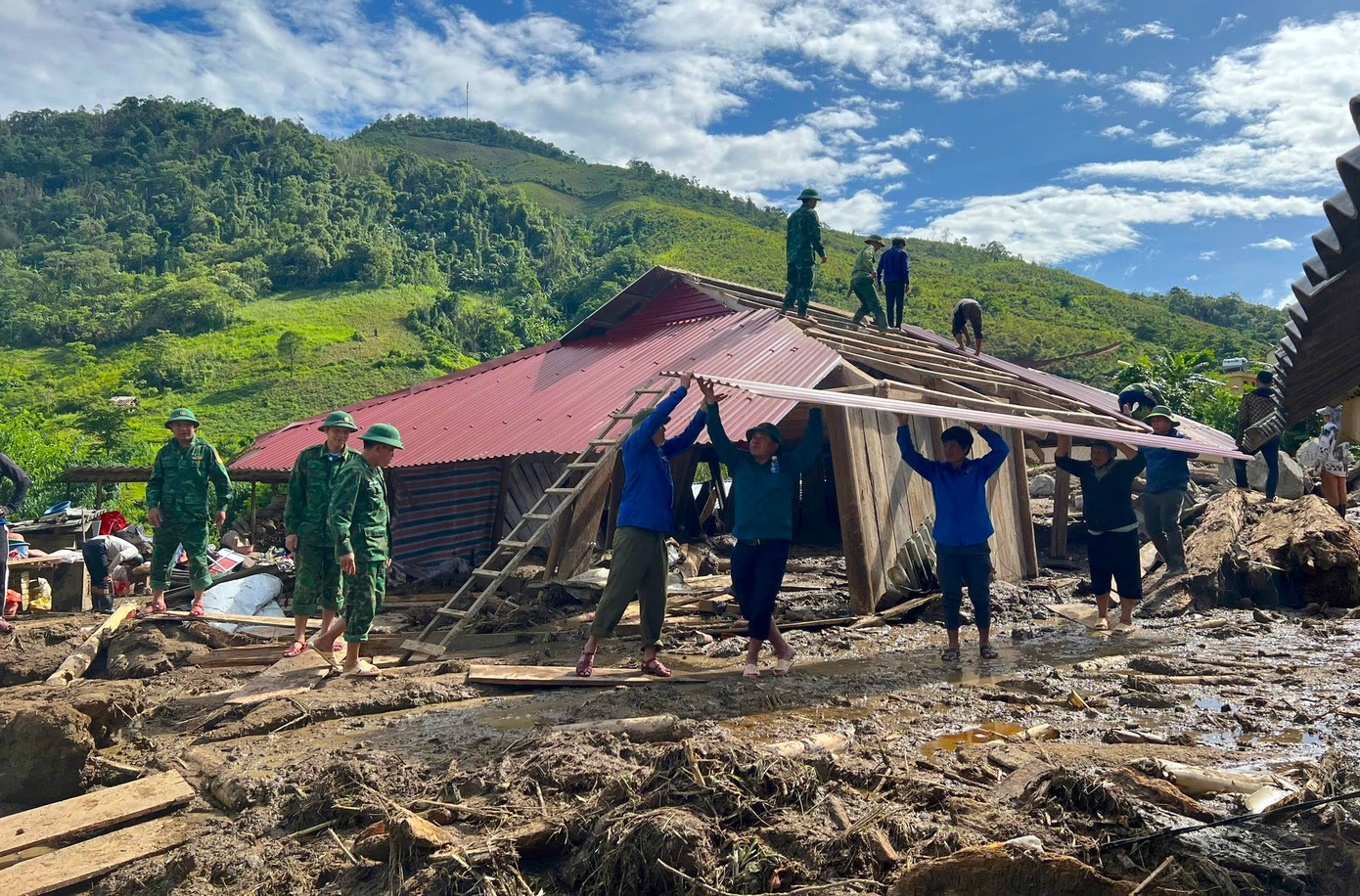 Ngày 31/5, nhiều lực lượng chức năng tích cực phối hợp với chính quyền địa phương các huyện Tương Dương, Kỳ Sơn, Quế Phong (tỉnh Nghệ An) khẩn trương hỗ trợ người dân khắc phục hậu quả của các trận lũ quét, lũ ống xảy ra trên địa bàn vào ngày 29, 30/5 vừa qua. Ngày 31/5, nhiều lực lượng chức năng tích cực phối hợp với chính quyền địa phương các huyện Tương Dương, Kỳ Sơn, Quế Phong (tỉnh Nghệ An) khẩn trương hỗ trợ người dân khắc phục hậu quả của các trận lũ quét, lũ ống xảy ra trên địa bàn vào ngày 29, 30/5 vừa qua.