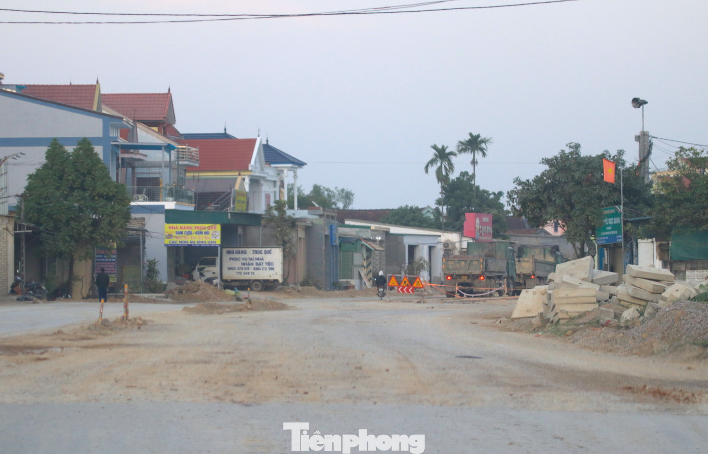 Nhiều đoạn công trường thi công dở dang kéo dài khiến việc kinh doanh, sinh hoạt của các hộ dân bám mặt đường bị ảnh hưởng. Các cấu kiện, vật liệu xây dựng được tập kết ngổn ngang dọc đường cũng ảnh hưởng đến giao thông.